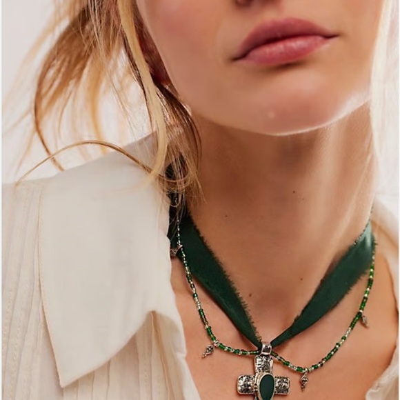 NWT Free People Lola Choker in Green Cross Bohemian Velvet Necklace - Picture 4 of 4